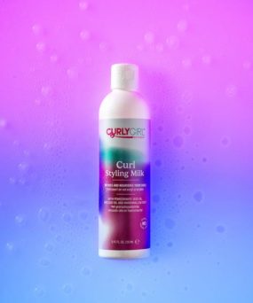 CurlyGirlMovement - Curl Styling Milk farvet baggrund