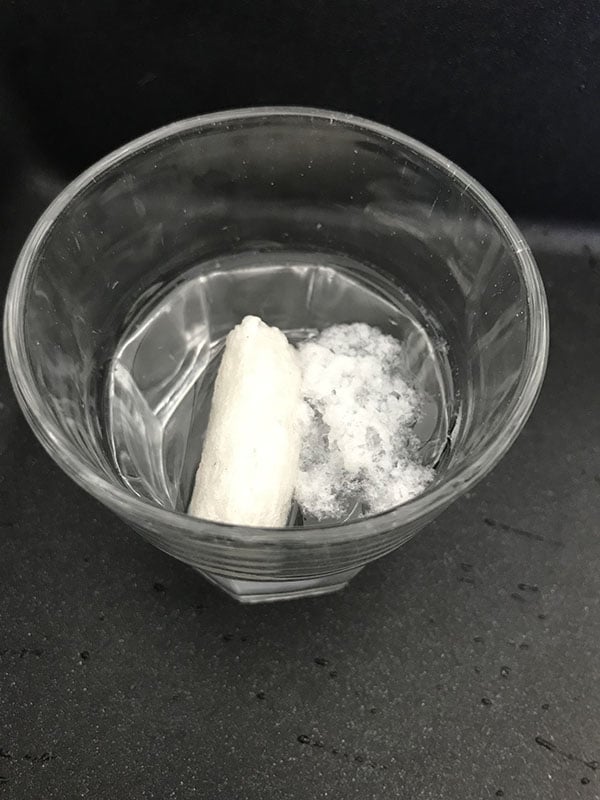 Billede af biologisk pakkefyld i et glas vand til brug på www.curlsforyou.dk