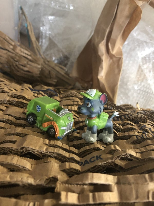 Billede af PawPatrol figur og genbrugt emballage til www.curlsforyou.dk