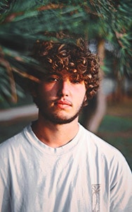 Foto af Matteo MInoglio fra Unsplash brug på blog om permanente krøller i afsnittet om mænd