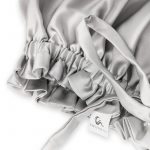 Silke Bonnet fra vores eget CurlsForYou mærke i farven Silver Grey med detaljer