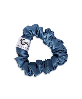 Silke Scrunchies i Medium størrelse fra vores eget CurlsForYou mærke i farven Light Blue