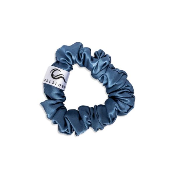 Silke Scrunchies i Medium størrelse fra vores eget CurlsForYou mærke i farven Light Blue