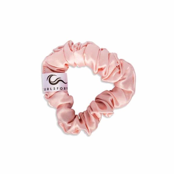 Silke Scrunchies i Medium størrelse fra vores eget CurlsForYou mærke i farven Pink