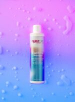 CurlyGirlMovement Clarifying Shampoo på farvet baggrund