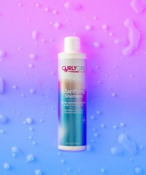 CurlyGirlMovement Clarifying Shampoo på farvet baggrund