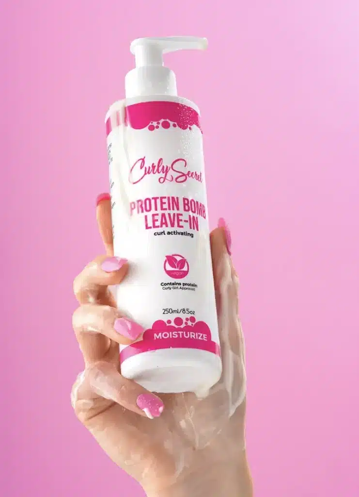 Curly Secret - Protein Bomb Levae-In Curl Activator med hånd