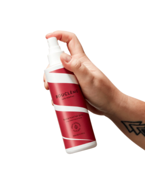 Boucleme - Flexible Hold Hair Spray i hånd